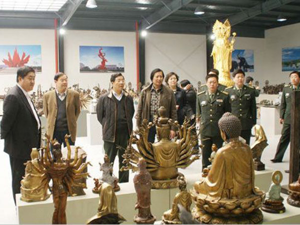 2009年3月29日济南军区原副司令李洪程中将、潍坊军分区司令员卞长伟、临朐县委书记刘建国等领导来华艺开元平台-开元（中国）一站式服务平台
视察指导，傅绍相总经理介绍开元平台-开元（中国）一站式服务平台
艺术