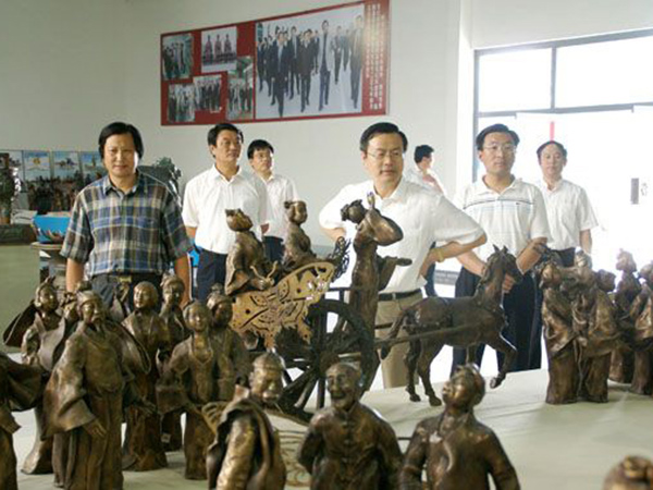 2008年8月5日山东省政协副主席、省工商联主席王乃静莅临华艺开元平台-开元（中国）一站式服务平台
视察指导，傅绍相总经理介绍《风筝魂》群雕