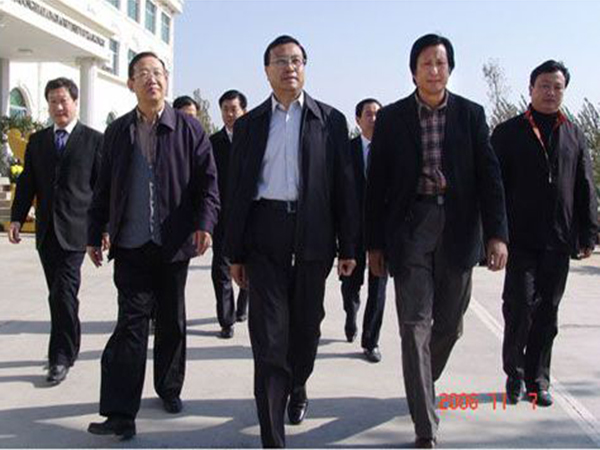 山东省副省长才利民、潍坊市市长许立全等领导于2006年10月7日莅临华艺开元平台-开元（中国）一站式服务平台
视察指导，傅绍相总经理介绍的是艺术