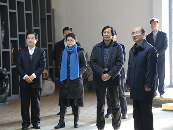 山东省人民政府副省长季缃绮,省文化厅副厅长胡上山,潍坊市人民政府副市长王桂英等领导在临朐县委书记顾建华的陪同下来华艺开元平台-开元(中国)一站式服务平台
视察指导并参观华艺开元平台-开元(中国)一站式服务平台
馆,董事长傅绍相介绍企业情况及开元平台-开元(中国)一站式服务平台
艺术