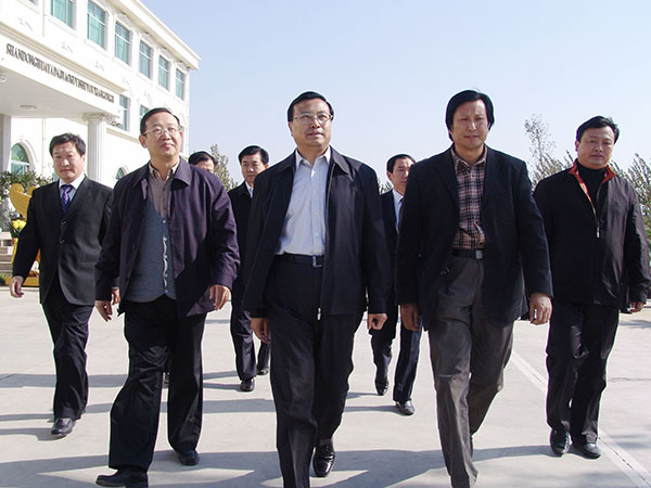 中共山东省委常委、政法委书记才利民莅临华艺开元平台-开元（中国）一站式服务平台
视察指导，傅绍相总经理介绍开元平台-开元（中国）一站式服务平台
艺术。