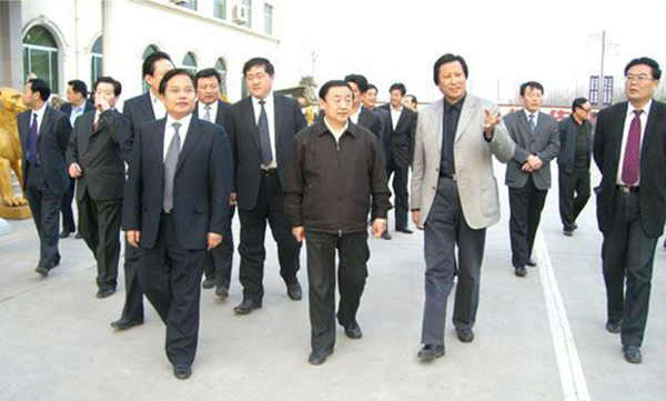 山东省委副书记、省长韩寓群、潍坊市委书记张新起一行莅临华艺开元平台-开元（中国）一站式服务平台
参观指导，傅绍相总经理介绍开元平台-开元（中国）一站式服务平台
艺术