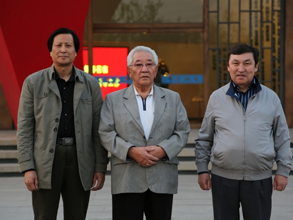 蒙古国前总理宫嘎·道尔基、现任议员巴克先生来华艺开元平台-开元（中国）一站式服务平台
视察指导，并题字留念，及进行项目洽谈合作等。傅绍相总经理陪同参观并向客人介绍开元平台-开元（中国）一站式服务平台
艺术。