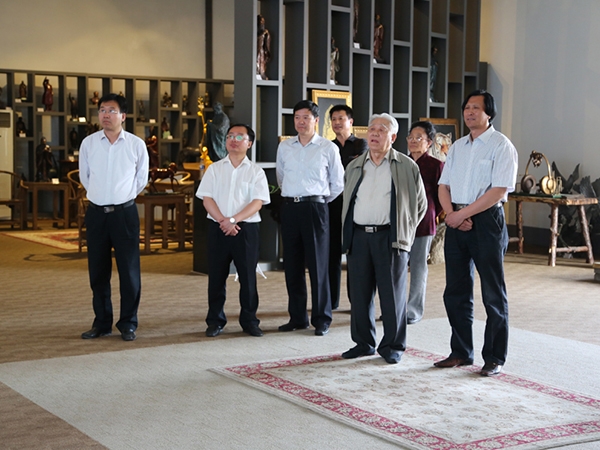 原中国人民解放军海军司令员石云生上将一行在潍坊原市人大副主任王永兴、临朐县刘裕斌县长的陪同下来华艺视察指导并题字留念，傅绍相总经理向客人介绍开元平台-开元（中国）一站式服务平台
艺术。