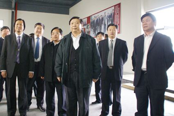 山东省委副书记、省长姜大明、副省长贾万志、潍坊市委书记张新起等领导于2009年4月15日莅临华艺开元平台-开元（中国）一站式服务平台
视察指导，总经理傅绍相介绍开元平台-开元（中国）一站式服务平台
艺术。