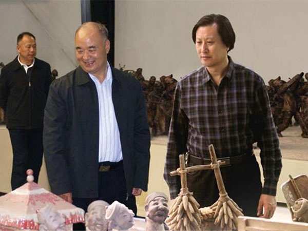 中央政治局委员、中央军事委员会副主席许其亮来华艺开元平台-开元（中国）一站式服务平台
视察指导，傅绍相总经理介绍开元平台-开元（中国）一站式服务平台
艺术